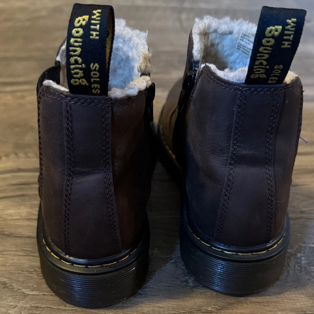 Dr. Martens - Womens Brown Boots with Sherpa Lining - Size 7